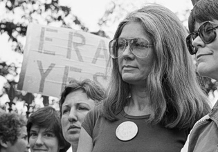 Η Γκλόρια Στάινεμ στα 92 της: Οι γυναίκες είναι ίσως οι μόνες που γίνονται πιο ριζοσπαστικές με τα χρόνια