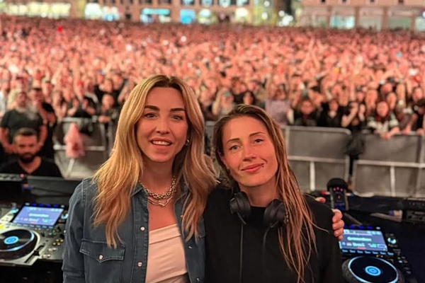 Charlotte de Witte και Σίλβια Σάλις – Πώς ένα techno πάρτι καθόρισε την επόμενη αντίπαλο της Μελόνι