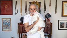 «Οι γάτες είναι φυσικοί γιόγκι. Μπαίνουν σε καταστάσεις έκστασης με το βλέμμα στο άπειρο»