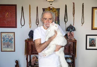 «Οι γάτες είναι φυσικοί γιόγκι. Μπαίνουν σε καταστάσεις έκστασης με το βλέμμα στο άπειρο»