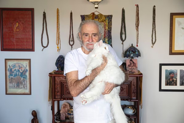 «Οι γάτες είναι φυσικοί γιόγκι. Μπαίνουν σε καταστάσεις έκστασης με το βλέμμα στο άπειρο»