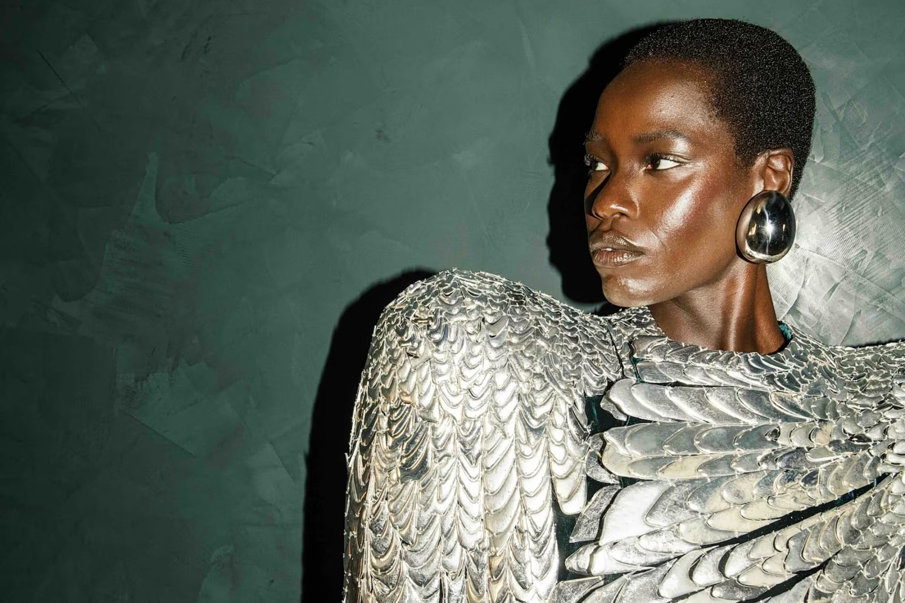 «Σε δύσκολους καιρούς, η μόδα είναι πάντα τολμηρή» – Η σοφία της Elsa Schiaparelli