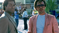 Miami Vice: Η αλήθεια κρύβεται στα παστέλ κοστούμια των 80s – Η σειρά που έκανε κουλ τους ντετέκτιβ