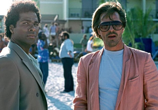 Miami Vice: Η αλήθεια κρύβεται στα παστέλ κοστούμια των 80s – Η σειρά που έκανε κουλ τους ντετέκτιβ