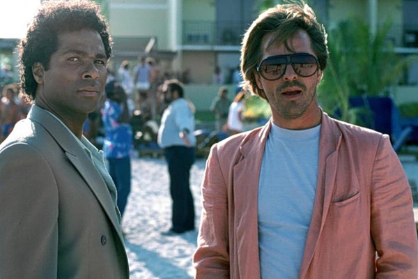 Miami Vice: Η αλήθεια κρύβεται στα παστέλ κοστούμια των 80s – Η σειρά που έκανε κουλ τους ντετέκτιβ
