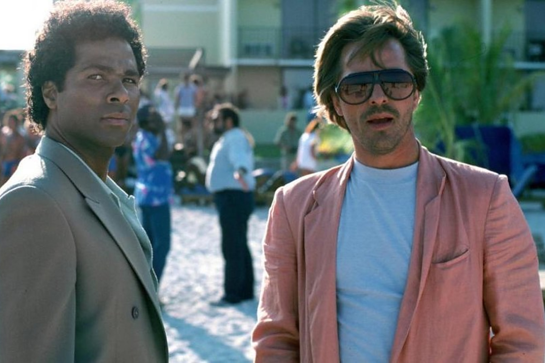Miami Vice: Η αλήθεια κρύβεται στα παστέλ κοστούμια των 80s – Η σειρά που έκανε κουλ τους ντετέκτιβ