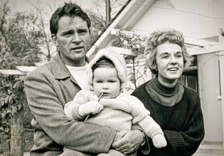 Η κόρη του Ρίτσαρντ Μπάρτον, το διαζύγιο των γονιών της και η σχέση της με την Ελίζαμπεθ Τέιλορ