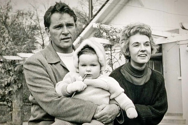 Η κόρη του Ρίτσαρντ Μπάρτον, το διαζύγιο των γονιών της και η σχέση της με την Ελίζαμπεθ Τέιλορ