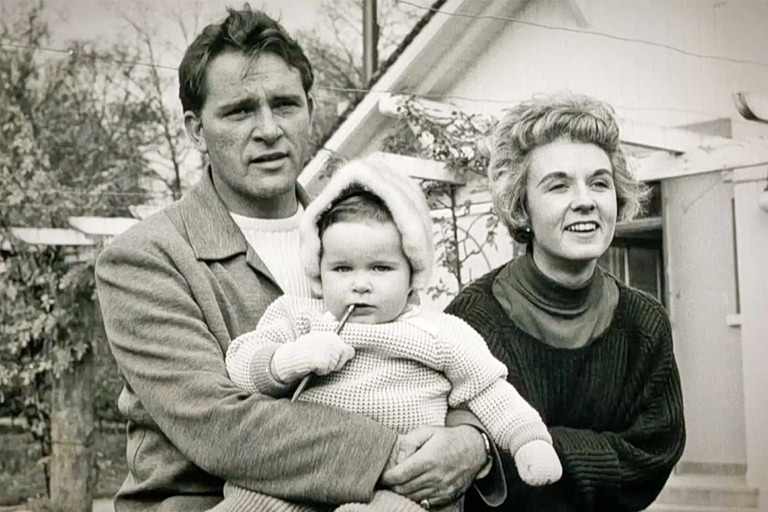 Η κόρη του Ρίτσαρντ Μπάρτον, το διαζύγιο των γονιών της και η σχέση της με την Ελίζαμπεθ Τέιλορ