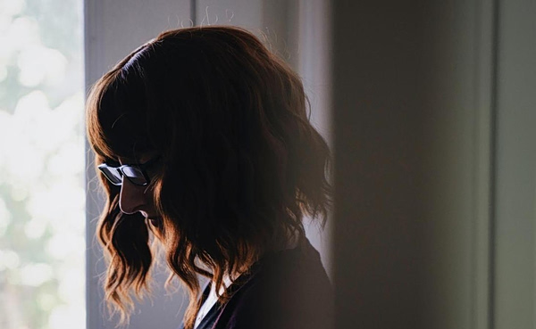 Φρίντα ΜακΦάντεν: Η πιο γνωστή – άγνωστη συγγραφέας της νέας γενιάς αποκαλύφθηκε