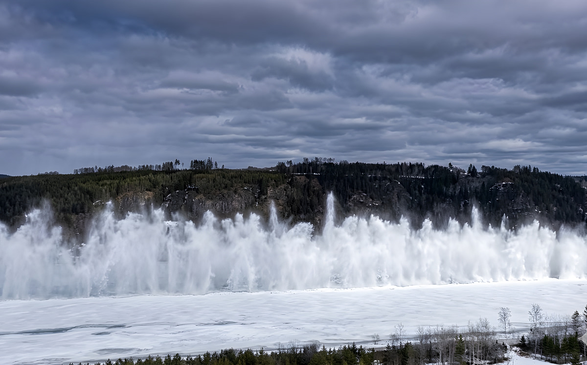 Εντυπωσιακό θέαμα: Ελεγχόμενες εκρήξεις σπάνε τους πάγους στον ποταμό Άμουρ