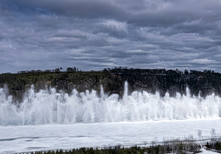 Εντυπωσιακό θέαμα: Ελεγχόμενες εκρήξεις σπάνε τους πάγους στον ποταμό Άμουρ