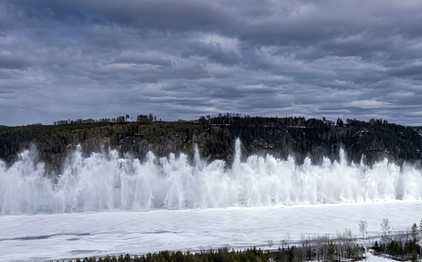 Εντυπωσιακό θέαμα: Ελεγχόμενες εκρήξεις σπάνε τους πάγους στον ποταμό Άμουρ
