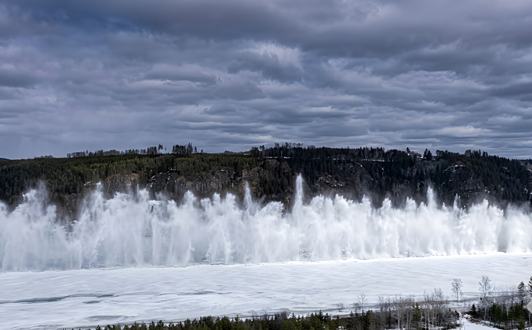 Εντυπωσιακό θέαμα: Ελεγχόμενες εκρήξεις σπάνε τους πάγους στον ποταμό Άμουρ