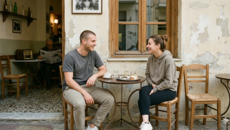 Τέλος τα στημένα brunch: Γιατί η νεολαία επιστρέφει μαζικά στα παλιά καφενεία;