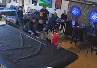 Ο Τζέραρντ πανηγυρίζει σε μπιλιαρδάδικο, το 2-1 της Λίβερπουλ επί της Έβερτον (vid)