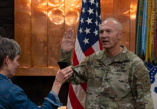 ΗΠΑ: Ο Χέγκσεθ απολύει τον αρχηγό του Γενικού Επιτελείου Στρατού εν μέσω πολέμου