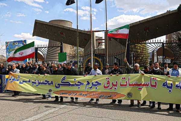 Συμβολική αντίσταση: Ανθρώπινη αλυσίδα στη Λευκή Γέφυρα και σε υποδομές στο Ιράν