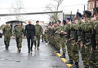 Στην έδρα της Ανώτατης Στρατιωτικής Διοίκησης Θράκης ο Δένδιας – «Σας ευχαριστώ για αυτό που κάνετε εκ μέρους της κυβέρνησης και του λαού»