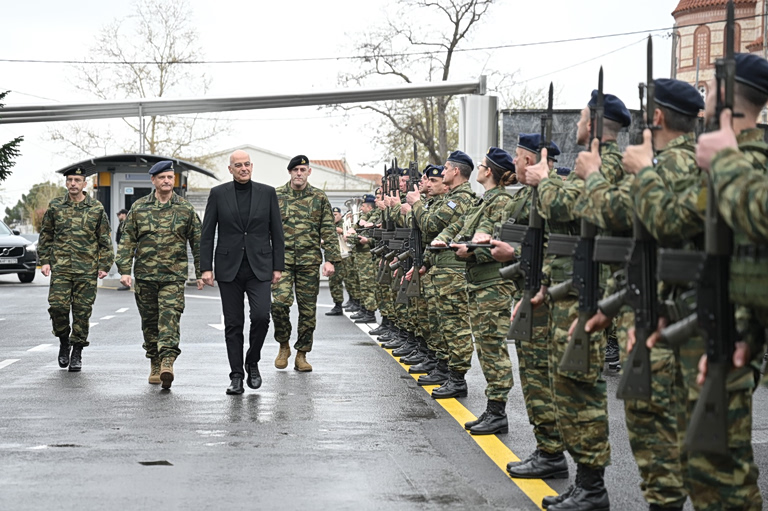 Στην έδρα της Ανώτατης Στρατιωτικής Διοίκησης Θράκης ο Δένδιας – «Σας ευχαριστώ για αυτό που κάνετε εκ μέρους της κυβέρνησης και του λαού»