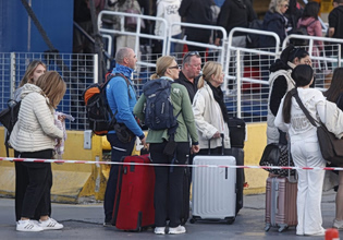 Πάσχα: Σήμερα η «μεγάλη έξοδος» – Γεμάτα φεύγουν τα πλοία