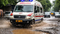 Ινδία: Γυναίκα που θεωρούσαν νεκρή… «ζωντάνεψε» όταν το ασθενοφόρο που τη μετέφερε έπεσε σε λακκούβα