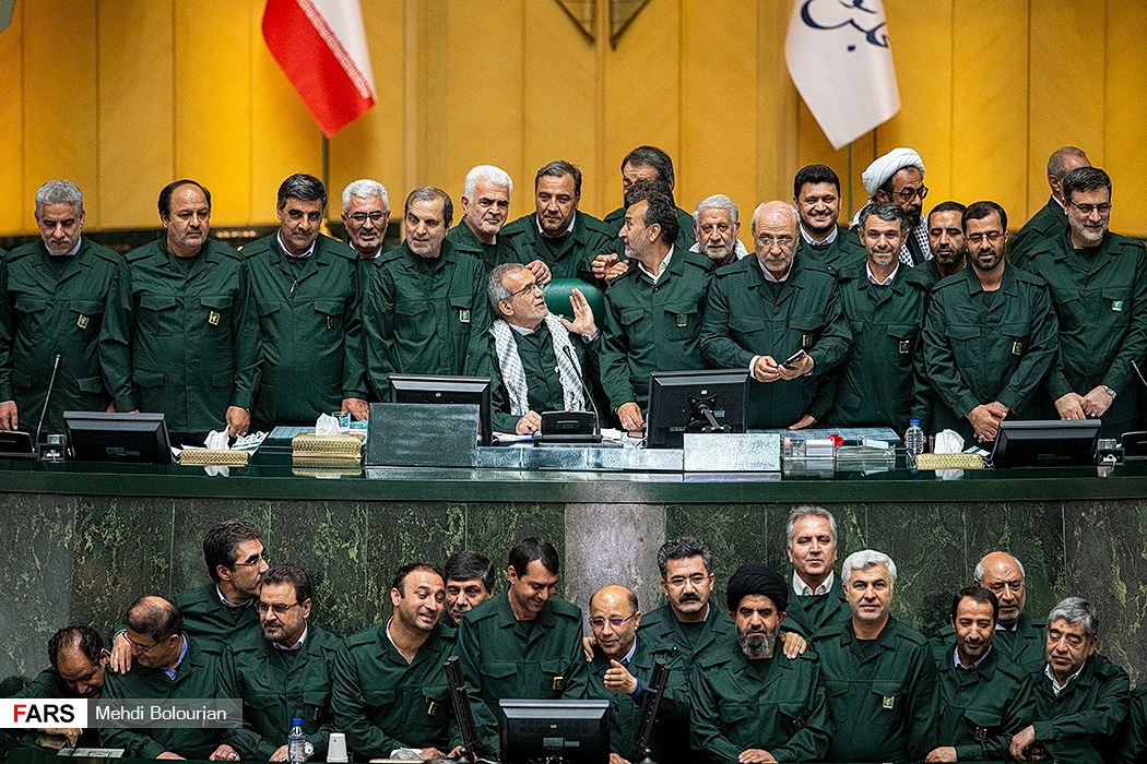 Ιρανοί βουλευτές φορούν στολές του IRGC ως ένδειξη υποστήριξης προς το IRGC 