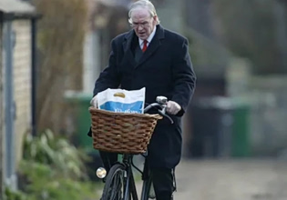 JH Prynne: Πέθανε «ένας άνθρωπος σπάνιος και απολύτως πρωτότυπος – όπως ακριβώς και η ποίησή του»