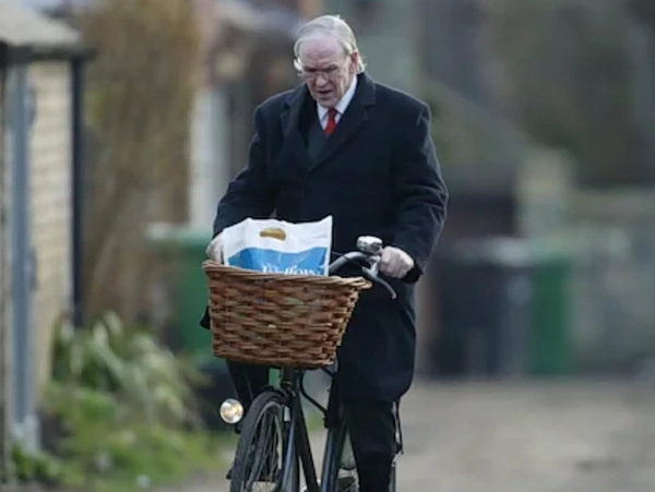 JH Prynne: Πέθανε «ένας άνθρωπος σπάνιος και απολύτως πρωτότυπος – όπως ακριβώς και η ποίησή του»