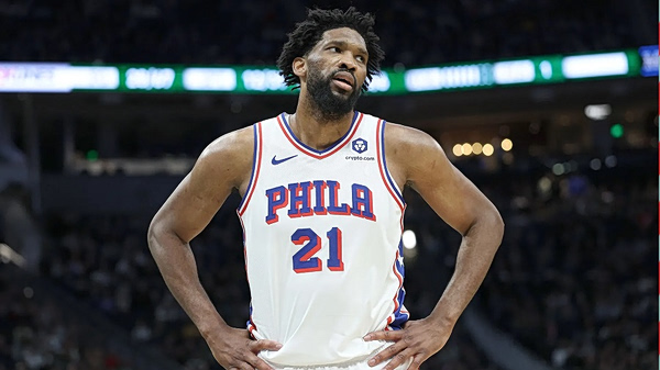 Πήρε εξιτήριο ο Τζοέλ Εμπίντ μετά την επέμβαση στην οποία υποβλήθηκε