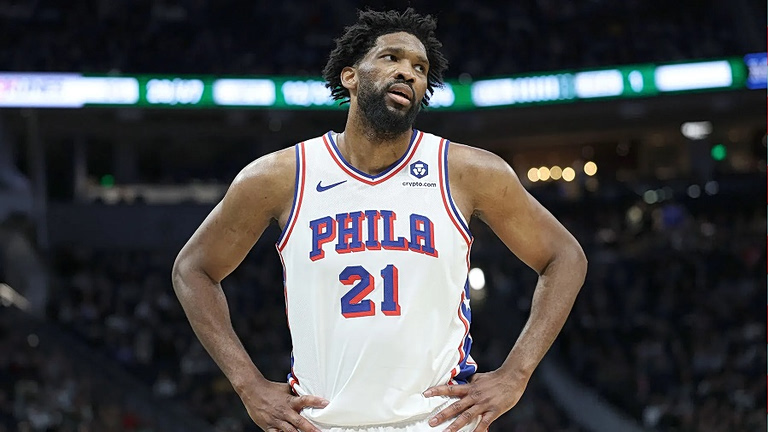 Πήρε εξιτήριο ο Τζοέλ Εμπίντ μετά την επέμβαση στην οποία υποβλήθηκε