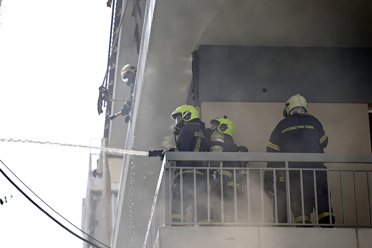 Ίλιον: Καταγγελίες για καθυστερήσεις και έλλειψη νερού στη φωτιά που κατέκαψε ολόκληρη πολυκατοικία