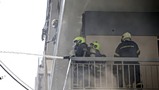 Ίλιον: Καταγγελίες για καθυστερήσεις και έλλειψη νερού στη φωτιά που κατέκαψε ολόκληρη πολυκατοικία