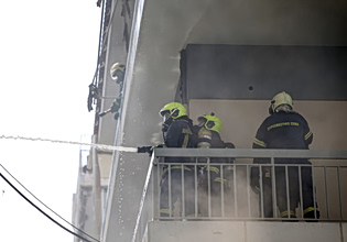 Ίλιον: Καταγγελίες για καθυστερήσεις και έλλειψη νερού στη φωτιά που κατέκαψε ολόκληρη πολυκατοικία