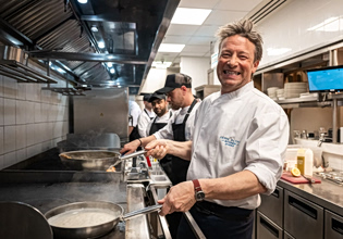 Ο Τζέιμι Όλιβερ στην Αθήνα – «Εδώ αισθάνομαι σαν παλιός φίλος»