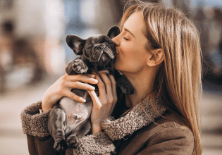 Το καλύτερο για τον σκύλο μας είναι να είμαστε συνεχώς «αγκαζέ» – Σωστά;