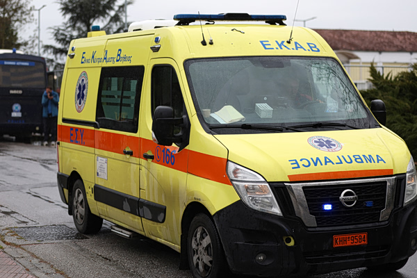 Θεσσαλονίκη: Άνδρας ανασύρθηκε χωρίς τις αισθήσεις του από δύσβατο σημείο – Μεταφορά μέσω θαλάσσης