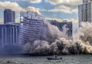 Τρία, δύο, ένα, πυρ – Θεαματική κατεδάφιση πολυώροφου ξενοδοχείου στο Μαΐάμι