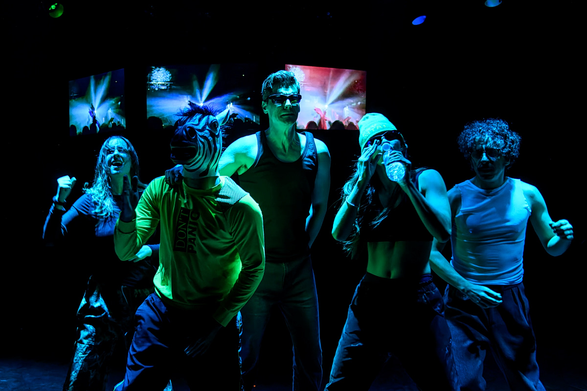 «Απόψε κανείς δεν πεθαίνει»: Για 12 επιπλέον παραστάσεις στο Θέατρο Μπέλλος