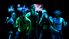 «Απόψε κανείς δεν πεθαίνει»: Για 12 επιπλέον παραστάσεις στο Θέατρο Μπέλλος