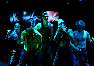 «Απόψε κανείς δεν πεθαίνει»: Για 12 επιπλέον παραστάσεις στο Θέατρο Μπέλλος