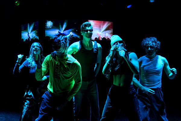 «Απόψε κανείς δεν πεθαίνει»: Για 12 επιπλέον παραστάσεις στο Θέατρο Μπέλλος