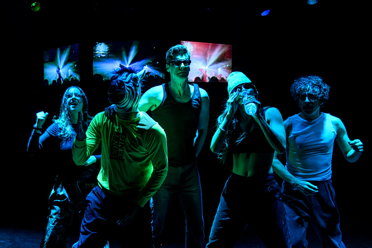 «Απόψε κανείς δεν πεθαίνει»: Για 12 επιπλέον παραστάσεις στο Θέατρο Μπέλλος