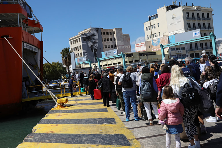 Κορυφώνεται η μαζική έξοδος του Πάσχα – Αυξημένα μέτρα της Τροχαίας, σε επιφυλακή το Λιμενικό