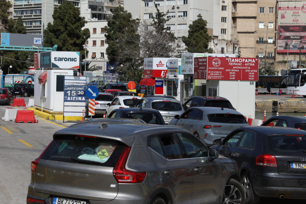 Επιστρέφουν οι εκδρομείς του Πάσχα – Συνεχείς οι αφίξεις πλοίων στα λιμάνια της Αττικής