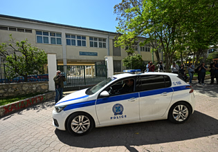 Αισιόδοξα τα νέα για τη 13χρονη που έπεσε από το μπαλκόνι Γυμνασίου στο Χαϊδάρι