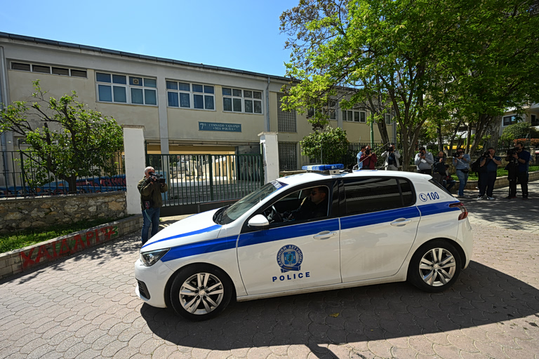 Αισιόδοξα τα νέα για τη 13χρονη που έπεσε από το μπαλκόνι Γυμνασίου στο Χαϊδάρι