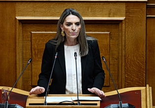 Πέρκα στη Βουλή: Δεν μιλάμε για «παθογένειες» – Μιλάμε για καθεστώς, για ανεξέλεγκτη εξουσία