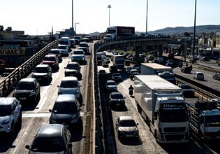 Κίνηση: Μεγάλη ταλαιπωρία στον Κηφισό – Καθυστερήσεις στην Αττική Οδό