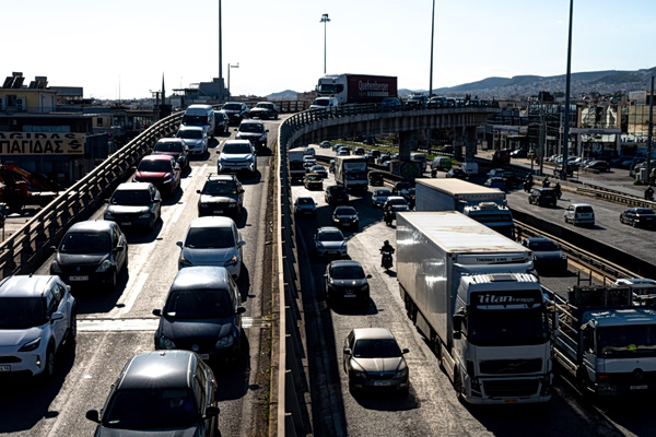 Κίνηση: Μεγάλη ταλαιπωρία στον Κηφισό – Καθυστερήσεις στην Αττική Οδό